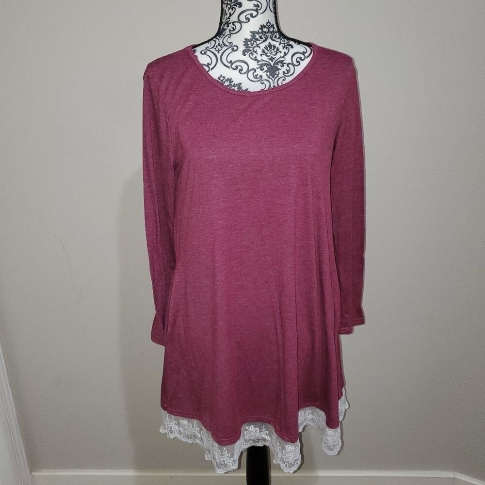 Unknown brand medium tunic. Maroon with lace trim at the bottom. Has pockets